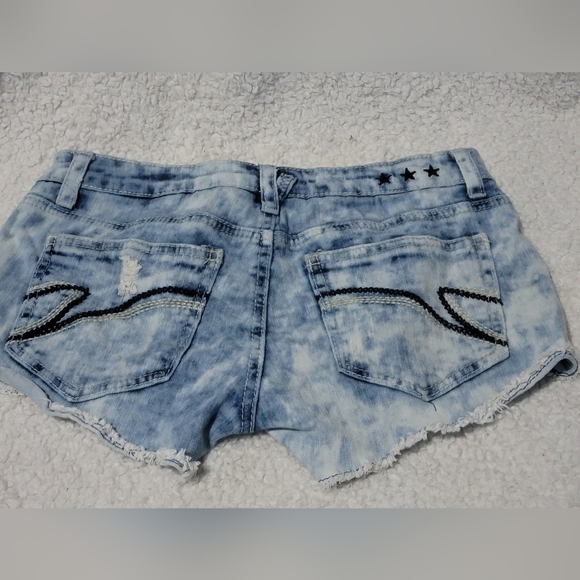 Hippie laundry shorts. Size 5 like new. Beautiful embroidered flowers on front - Picture 2 of 7